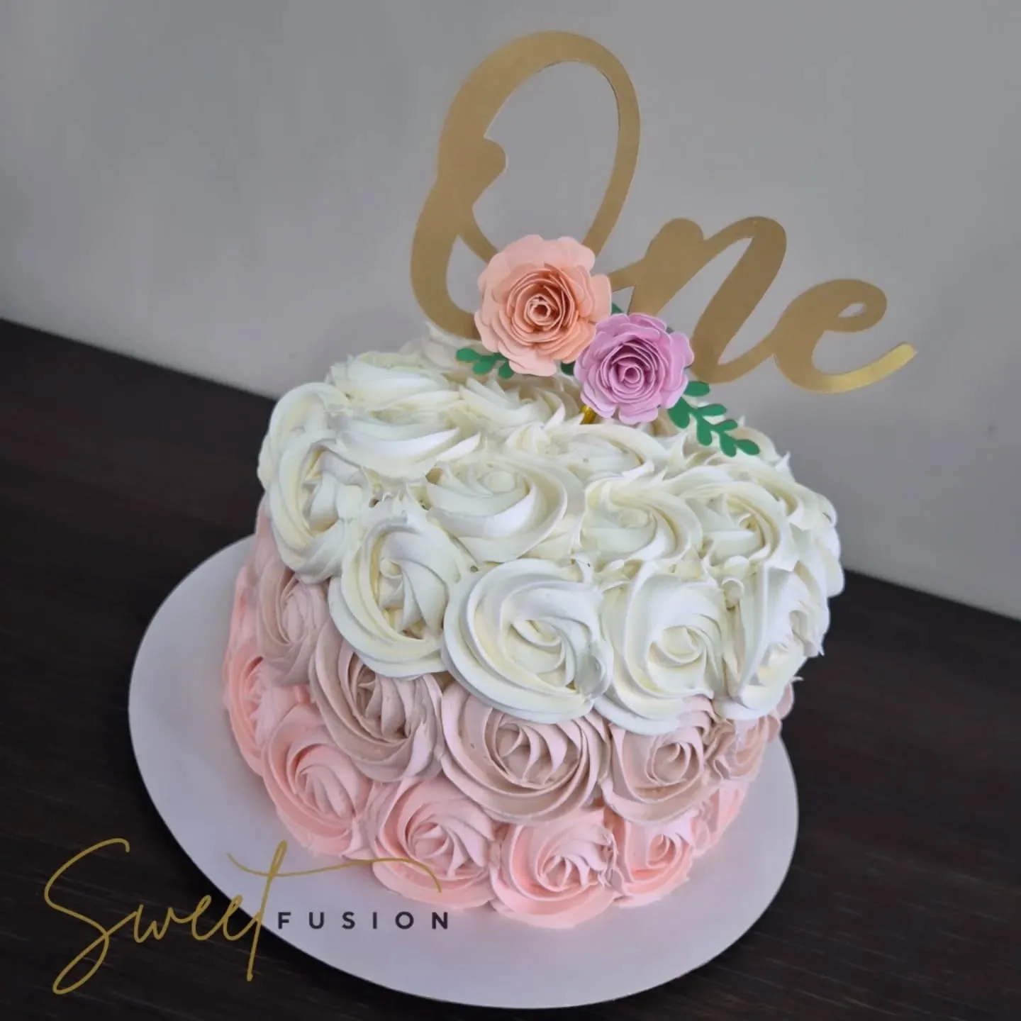 Pastel floral decorado